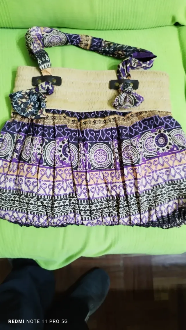 Bolso de mano tejido con detalles morados