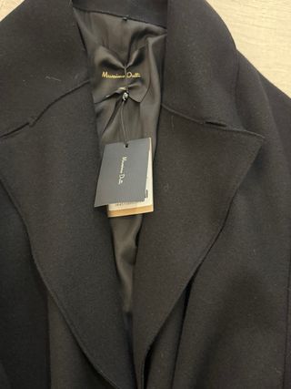 Abrigo Massimo Dutti Lana Negro es de 200 euros