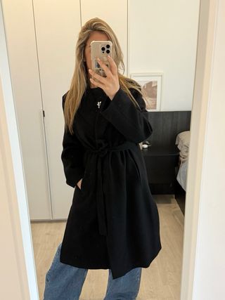 Abrigo Massimo Dutti Lana Negro es de 200 euros