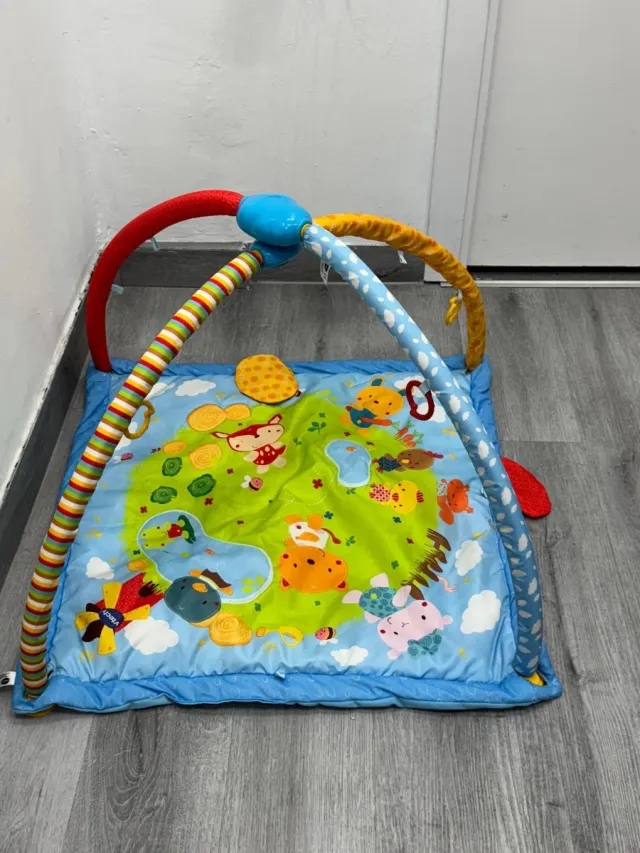 Gimnasio infantil con arco de juegos