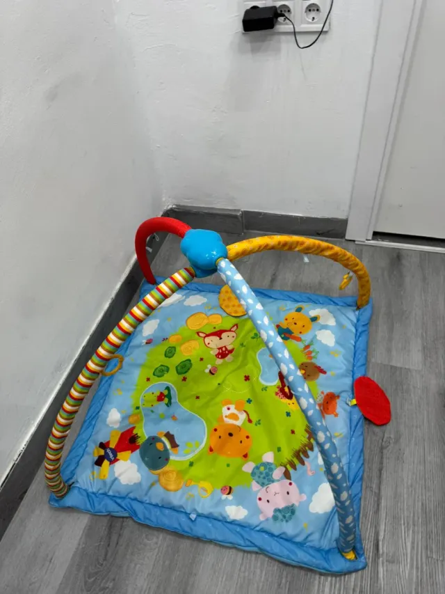 Gimnasio infantil con arco de juegos