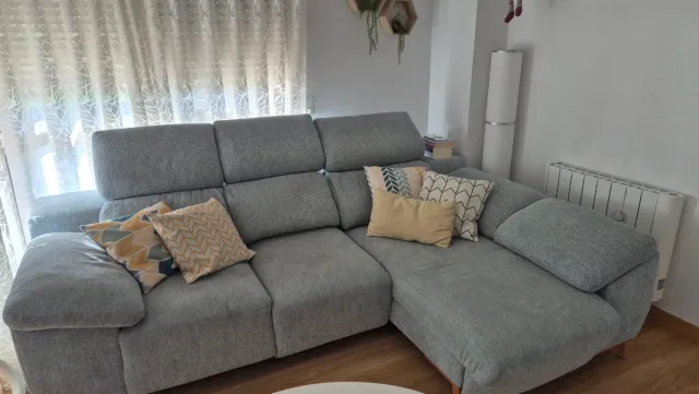 Sofá Chaiselongue color aguamarina hecho en Yecla