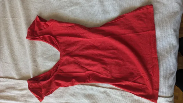 Camiseta roja espalda descubierta