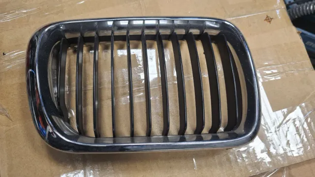 Parrilla riñón BMW E36 Derecha