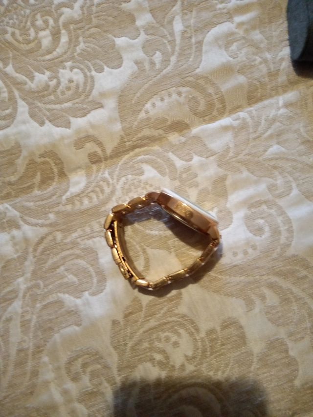 Reloj dorado y blanco