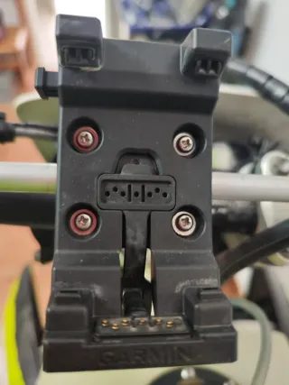 Garmin Montana 700 con soporte moto con carga