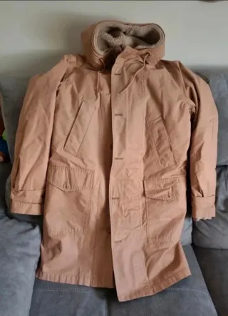 Chaquetón beige con capucha forrada