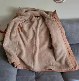 Chaquetón beige con capucha forrada