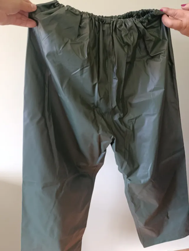 Traje de agua verde o gris