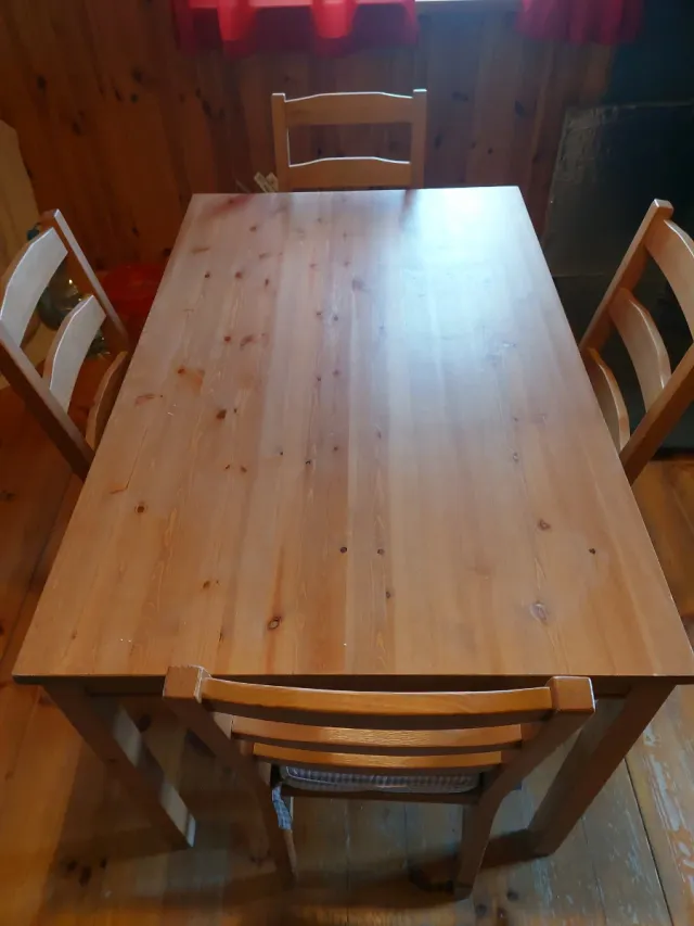 Mesa de comedor de madera y 4 sillas