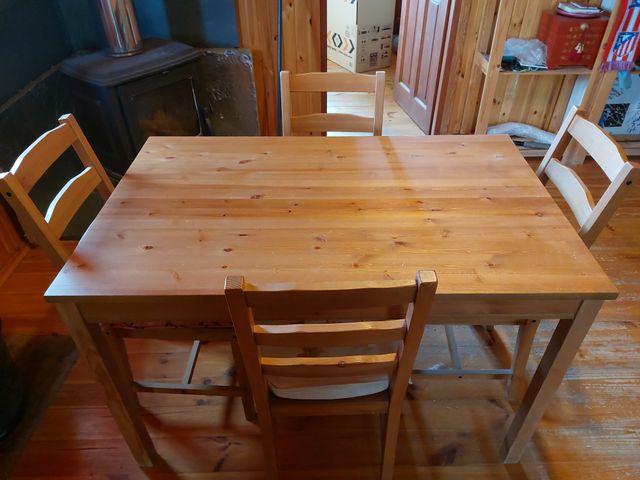 Mesa de comedor de madera y 4 sillas