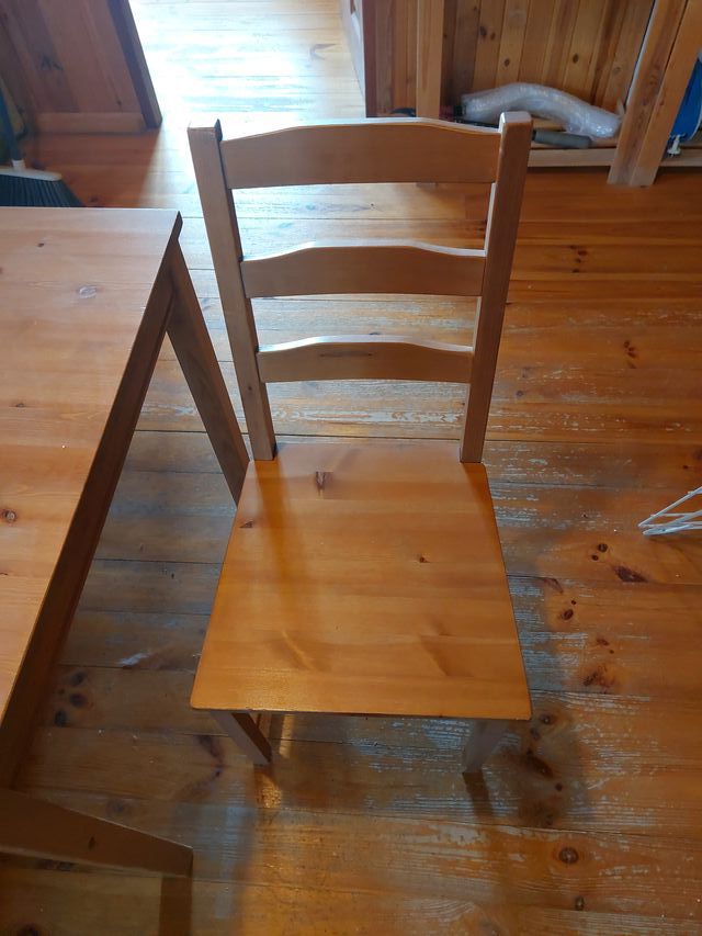 Mesa de comedor de madera y 4 sillas