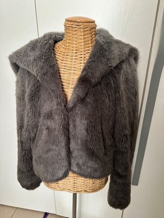 Pellicciotto sintetico grigio Guess