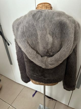 Pellicciotto sintetico grigio Guess