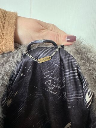 Pellicciotto sintetico grigio Guess