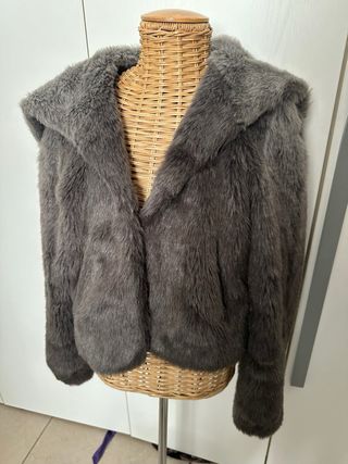 Pellicciotto sintetico grigio Guess