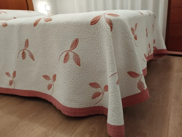 Colcha bouti floral rosa y blanco para cama de 135