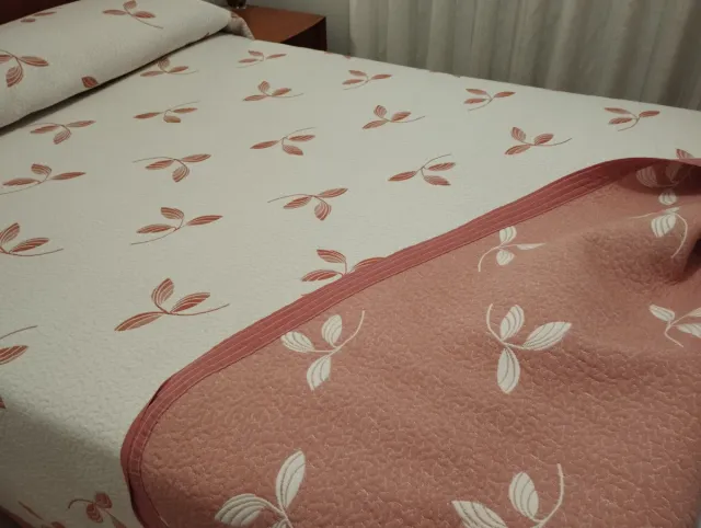 Colcha bouti floral rosa y blanco para cama de 135