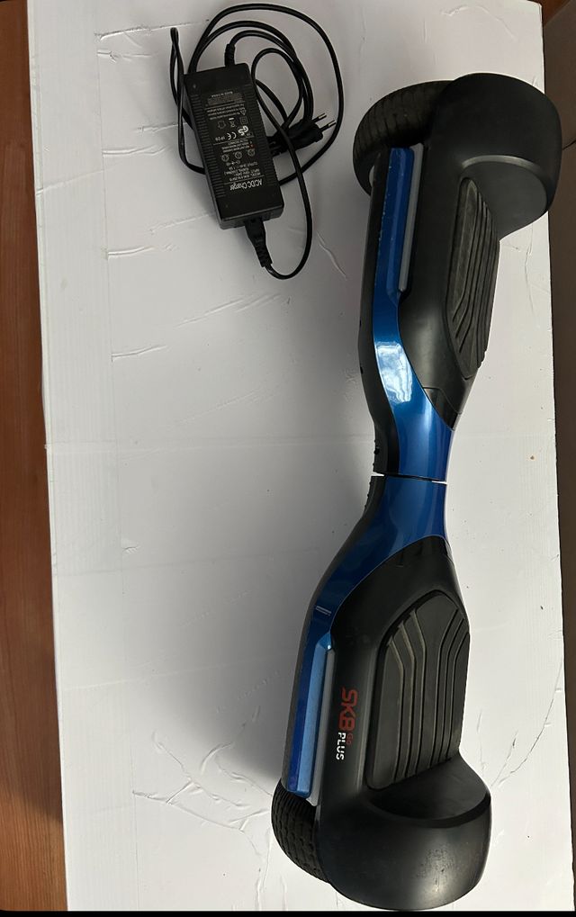 Patinete eléctrico azul con cargador