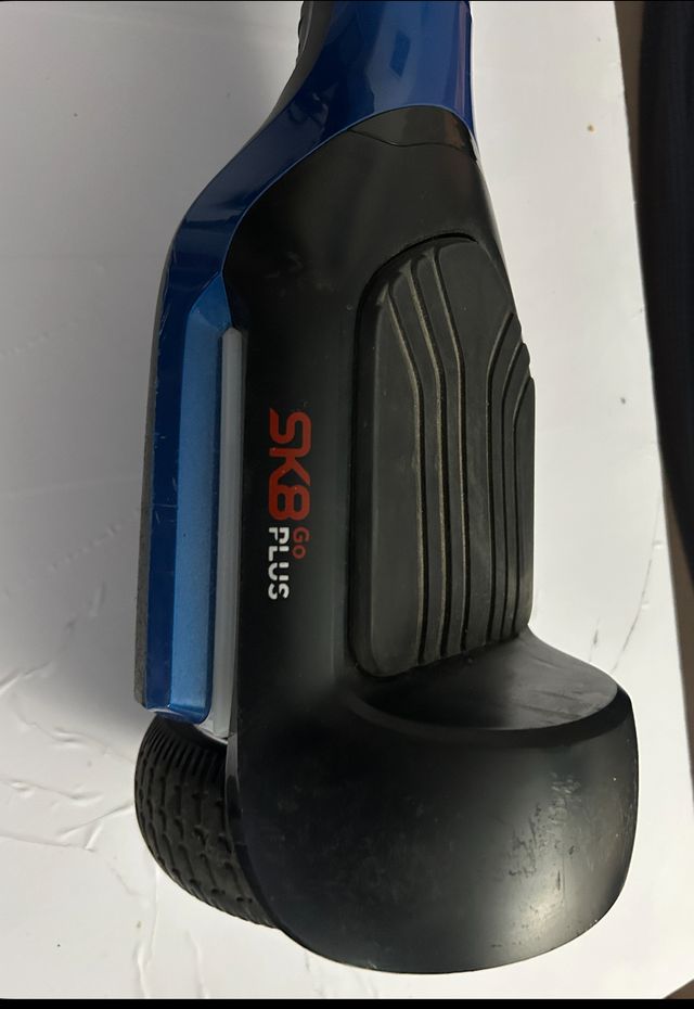 Patinete eléctrico azul con cargador