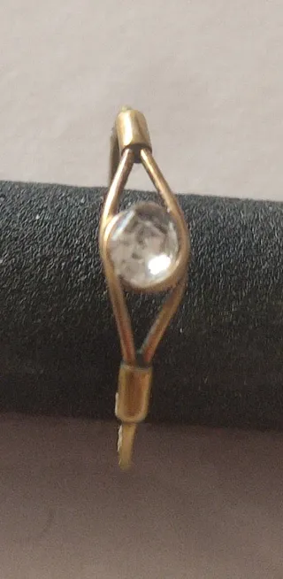 Anillo dorado con piedra blanca