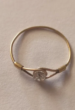 Anillo dorado con piedra blanca