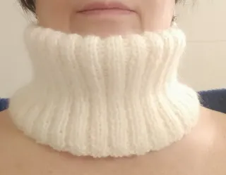 Scaldacollo fatto a mano color panna