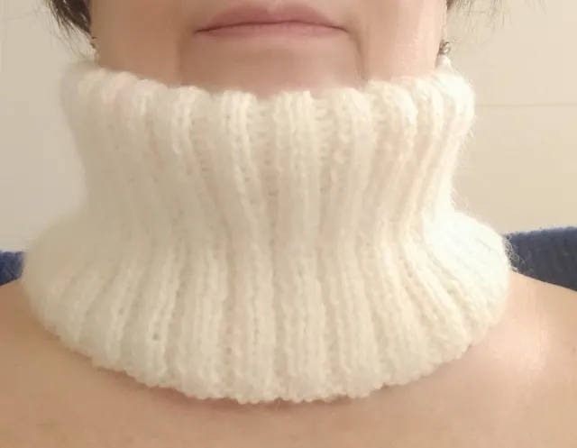 Scaldacollo fatto a mano color panna