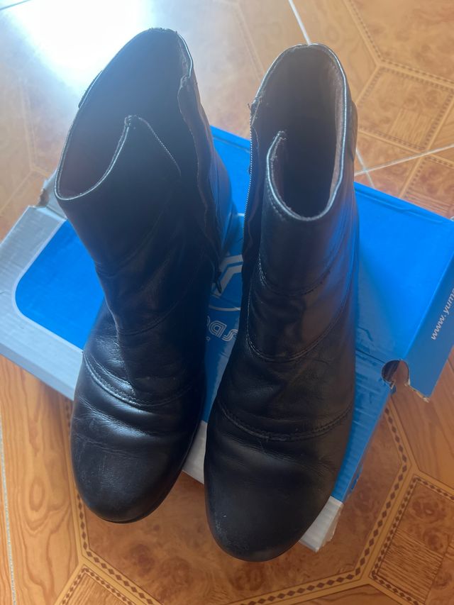 Botines negros de cuero