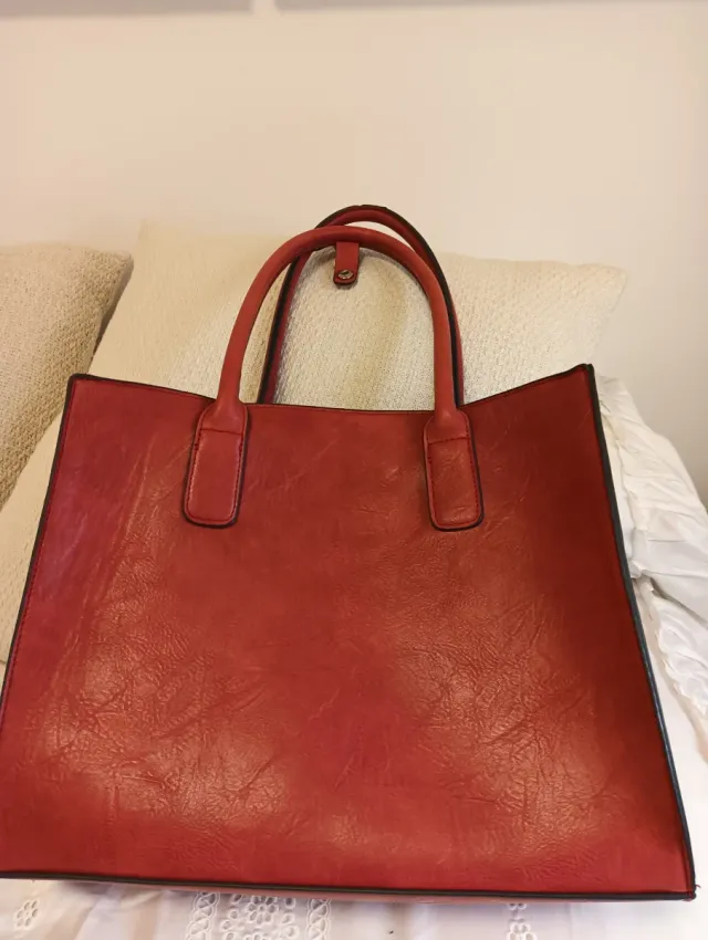 Amplio bolso polipiel