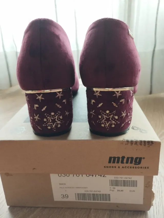 Zapatos de fiesta MTNG morados y dorados