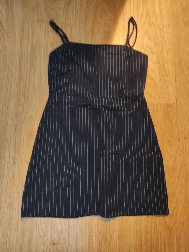 Vestido negro con rayas blancas