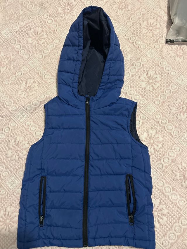 Chaleco acolchado con capucha azul talla de 3-4
