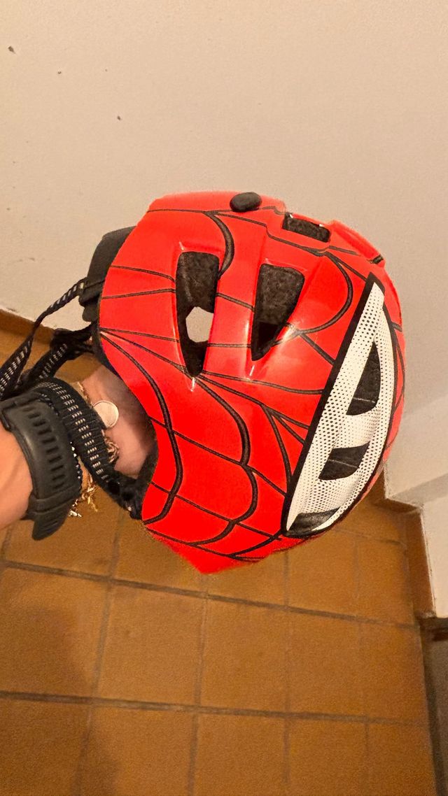 Casco infantil rojo con diseño de araña