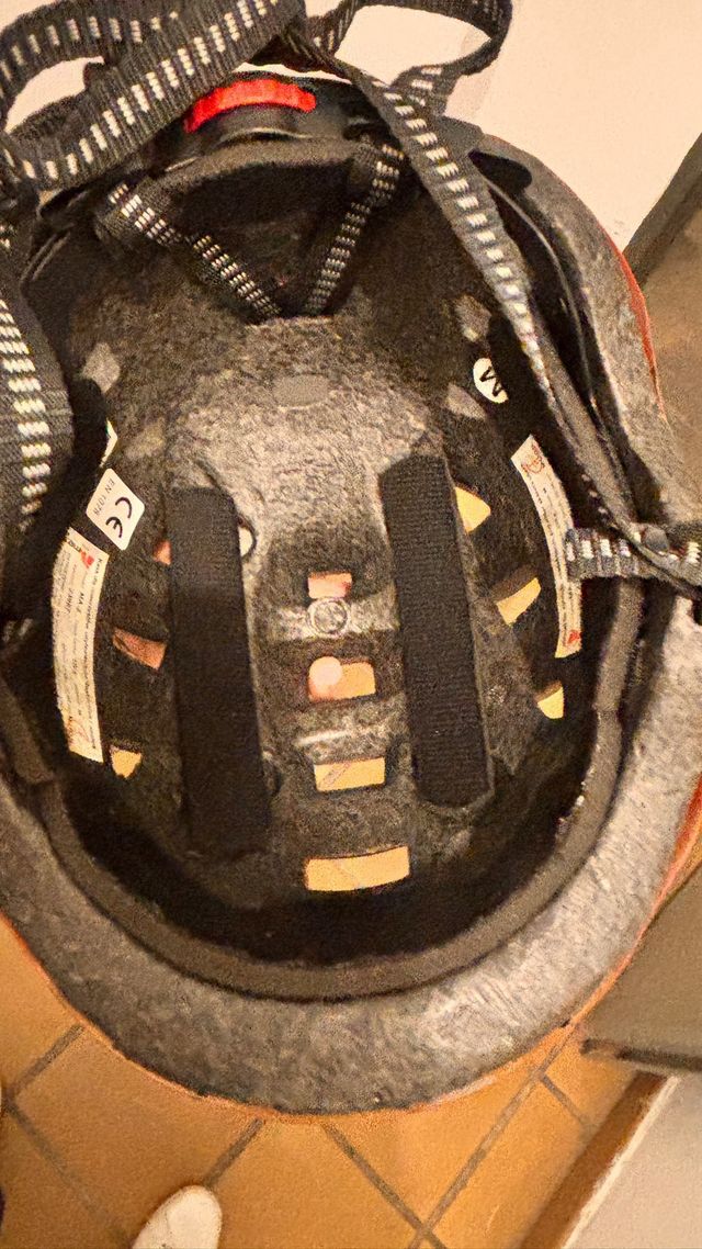 Casco infantil rojo con diseño de araña