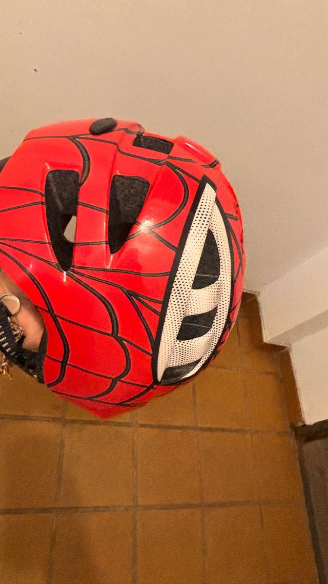 Casco infantil rojo con diseño de araña