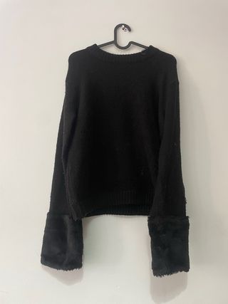 Jersey negro con puños de pelo