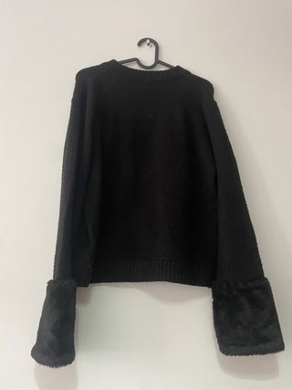 Jersey negro con puños de pelo