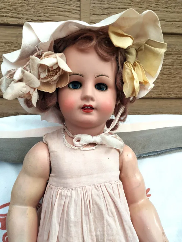 Muñeca antigua de porcelana