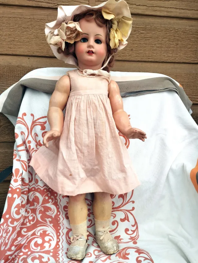 Muñeca antigua de porcelana