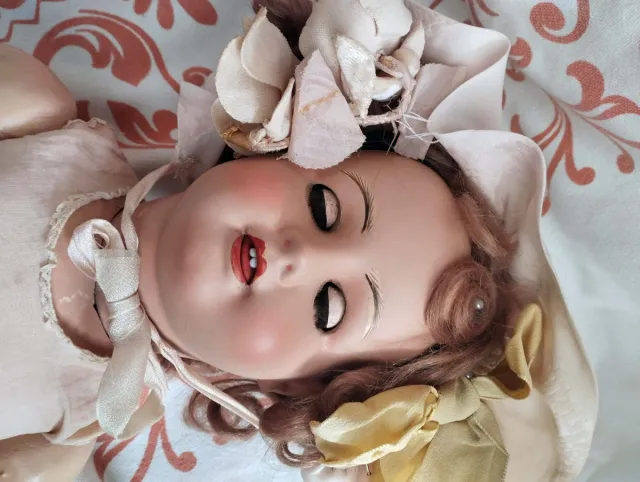 Muñeca antigua de porcelana