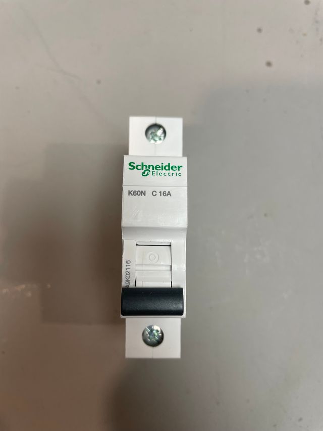 3 Disyuntores Schneider A9K01116 1P 16A