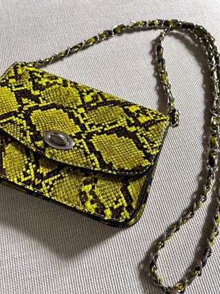 Bolso serpiente amarillo y negro