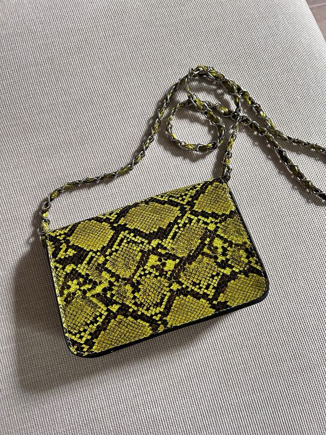 Bolso serpiente amarillo y negro