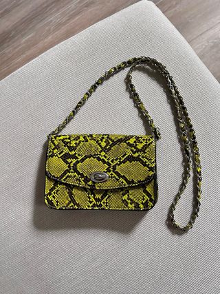 Bolso serpiente amarillo y negro