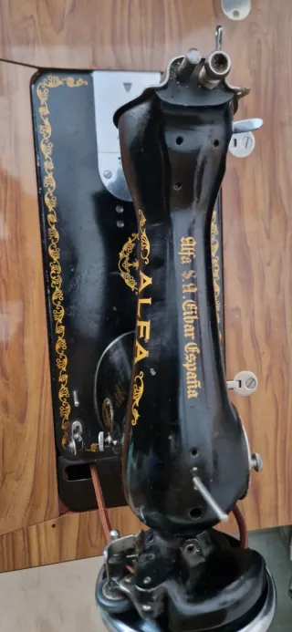 Máquina de coser Alfa antigua