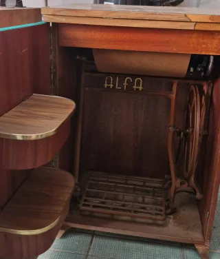 Máquina de coser Alfa antigua