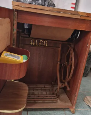 Máquina de coser Alfa antigua
