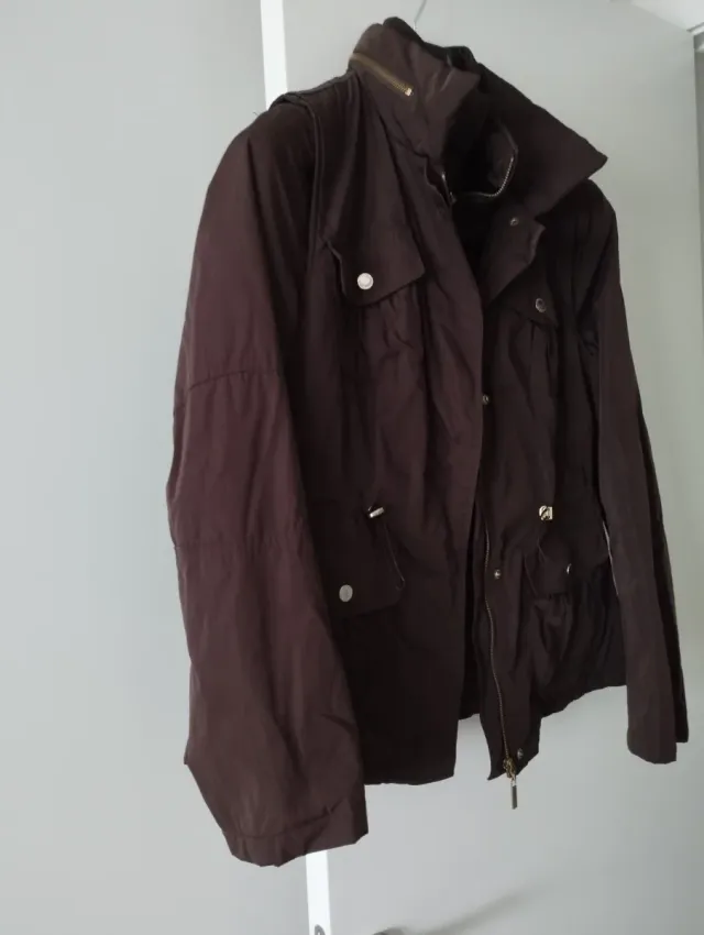 Conjunto de abrigo y chaleco marrón