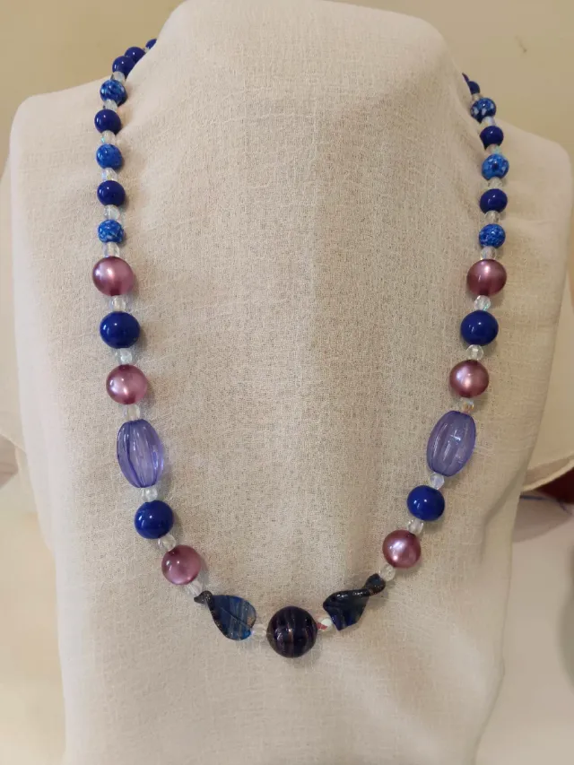 Collana con perle blu e viola in vetro